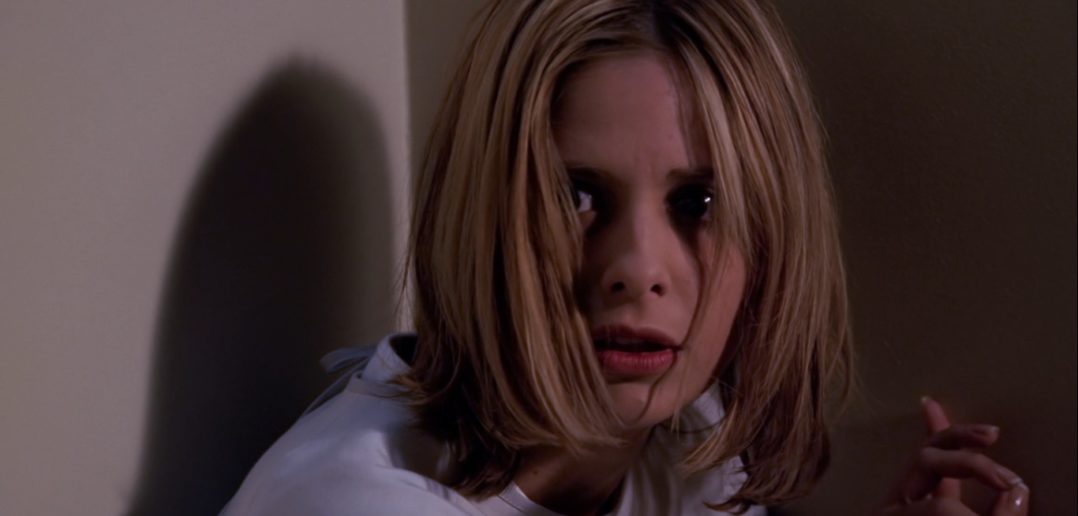 Buffy aterrorizada. Episódio “Normal de Novo”.